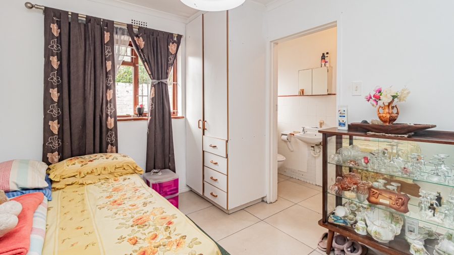 5 Bedroom Property for Sale in Sunnydale Western Cape